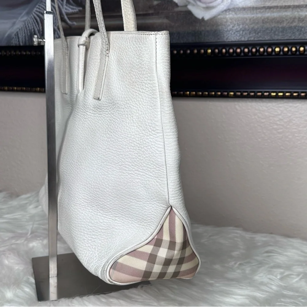 Elegant Burberry White Leather Tote Bag - Picture 7 of 16